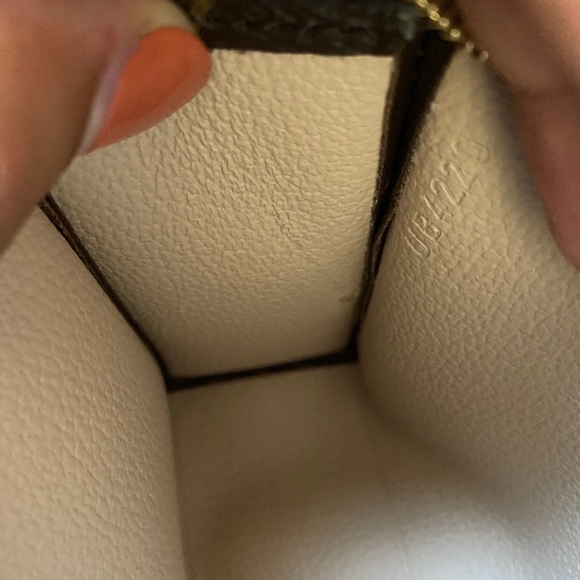 LV toiletry 15 - Picture 12 of 12